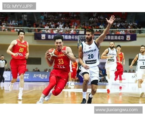 男篮红队与乌克兰激烈对抗赛引发热议球迷热情高涨